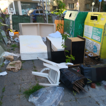 Грозна гледка посреща жителите на варненски квартал Изхвърлени стари мебели