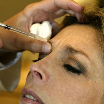 Медицински манипулации с ботулинов токсин и други препарати са извършвани