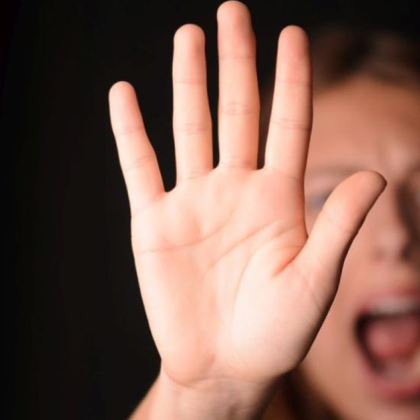 48 годишен мъж заплаши с убийство 47 годишната си братовчедка в Перник съобщиха от