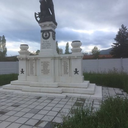 Състоянието на зелената площ край военен паметник разгневи някои жители