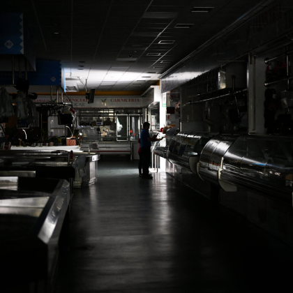 Според местни съобщения двама родители и техният възрастен син са