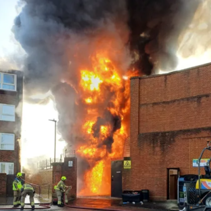 Пожар в електрическа подстанция в Западен Лондон се е разпространил