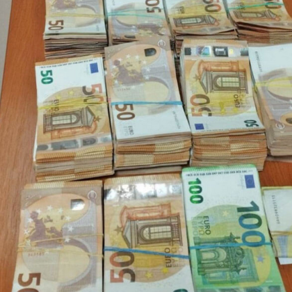 Опити за пренасяне на недекларирана валута с левова равностойност 320