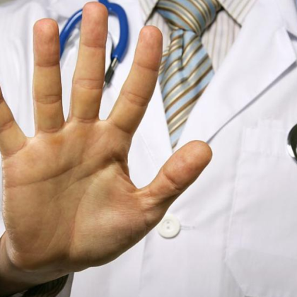 Лекар стана жертва на фатално нападение с нож в болница