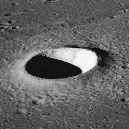 Повърхността на Луната е покрита с ударни кратери вариращи от микроскопични