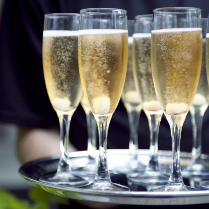 Пиенето на шампанско консумацията на повече плодове и поддържането на