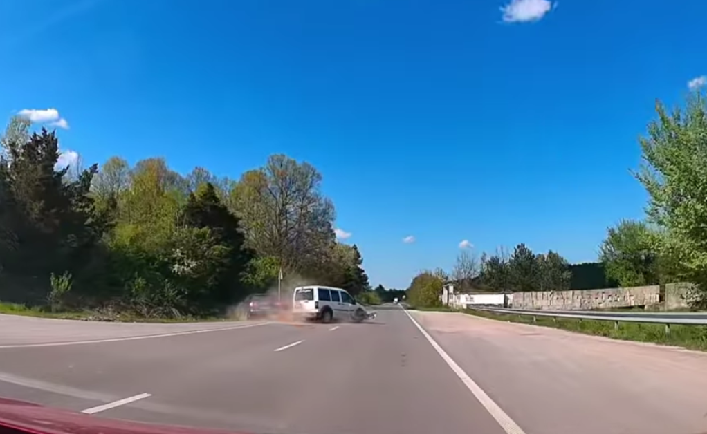 Катастрофа в Монтанско! Бус пресече пътя на автомобил ВИДЕО