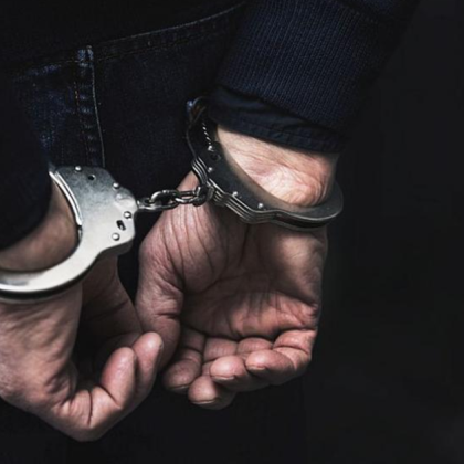 Сигнал за разправия и изстрели с пистолет пред жилищен блок вдигна на