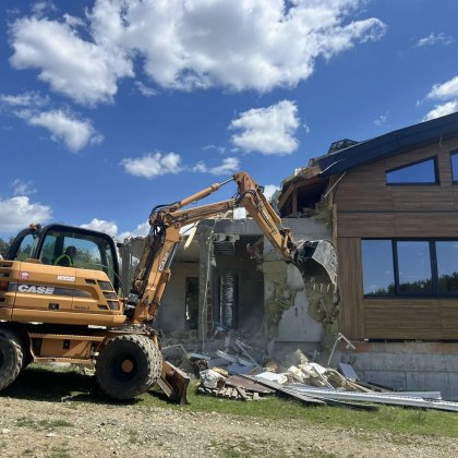 Столичната община възобнови премахването на незаконните постройки край язовир Искър на територията