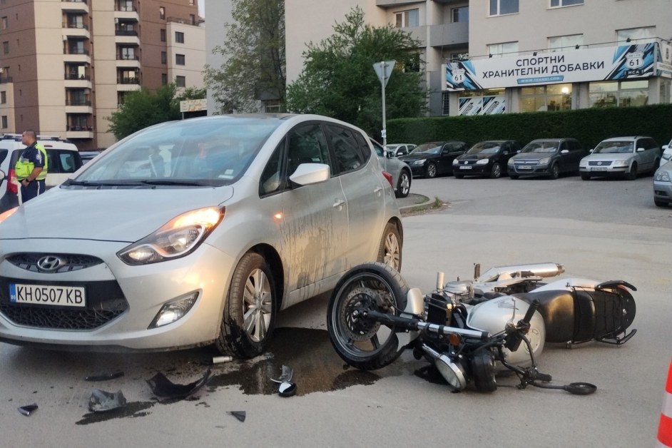 Блъснаха моторист в София, пристигнаха полицаи и медици СНИМКА