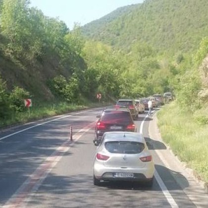 Километрично задръстване се е образувало в Кресненското дефиле в посока
