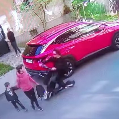 Както GlasNews съобщи жена и дете бяха блъснати от електрическа