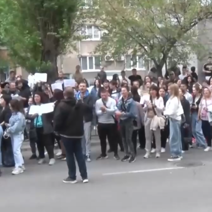 Близки и приятели на 18 годишната Магдалена Русева чието тяло беше