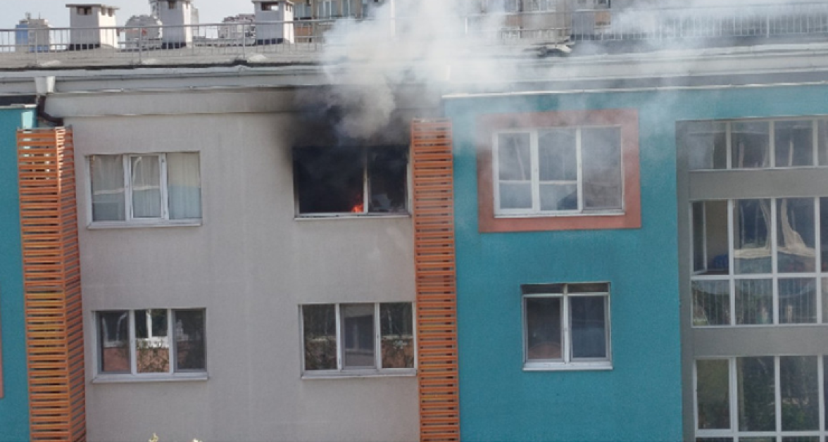 Пожар избухна в апартамент в Бургас ВИДЕО и СНИМКИ