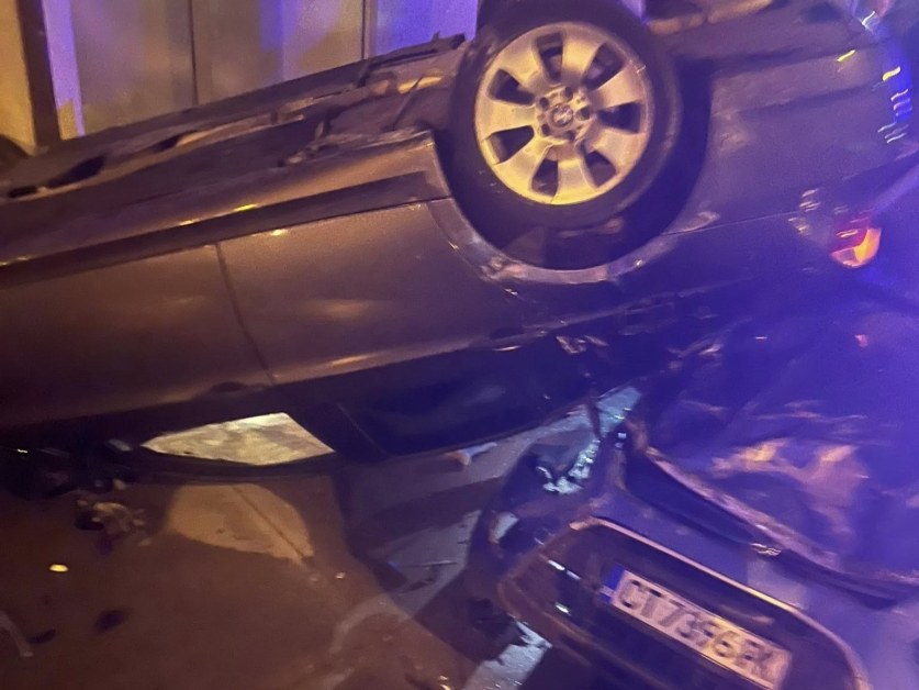 Катастрофа в Стара Загора на познато място: Млад шофьор с БМВ се преобърна върху автомобил