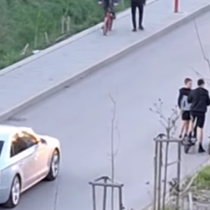 Жена засне деца в игра на оживен път в София