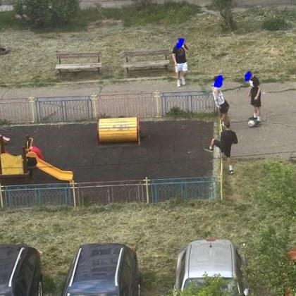 Деца играят навън но с действията си успяват да разгневят