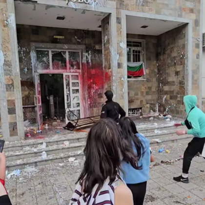 Напрежението на вчерашния протест пред Районното полицейско управление ескалира Демонстранти