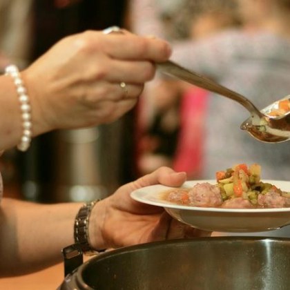 Сто деца са се разболели сериозно след като са яли