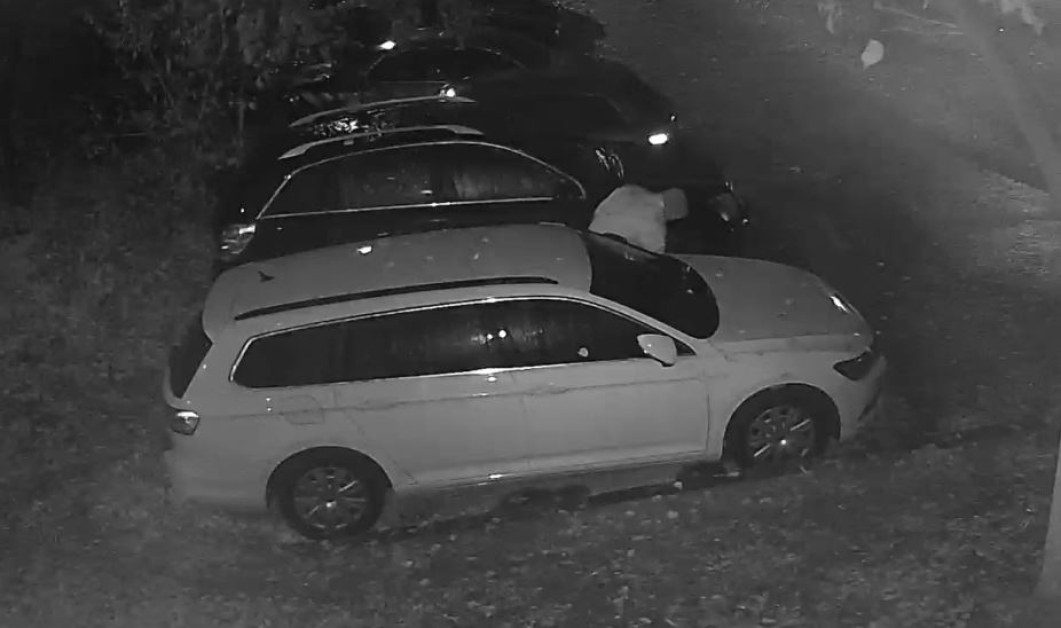 Нарязаха гуми на кола, паркирана на паркинг ВИДЕО