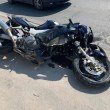Млад моторист се блъсна в стена, с опасност за живота е