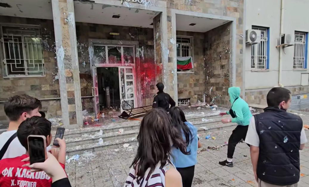 Вандализъм с голяма доза забавление на вчерашния протест в Хасково ВИДЕО