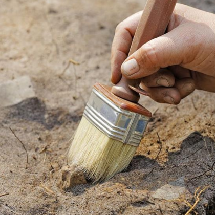 Гроб покрит с масивни дялани камъни свързани с железни скоби разкрива в