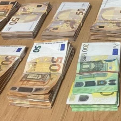 Недекларирана валута за близо 120 000 лева откриха митническите служители