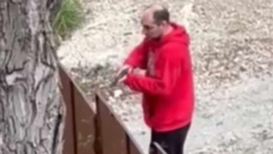 Остава в ареста мъжът, извадил пистолет срещу съсед в 