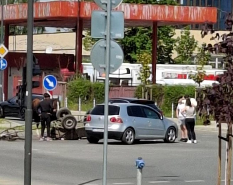 Кола помете каруца в София, обърна я СНИМКИ