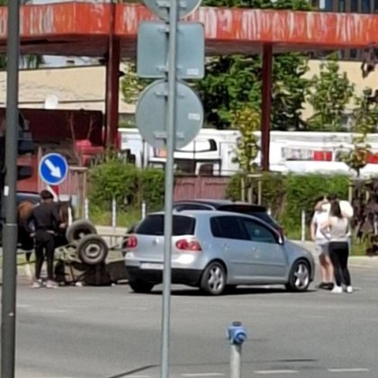 Неизбежното се случи каруца и кон се сблъскаха по