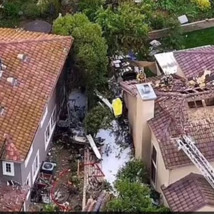 Самоделен самолет се разби в две къщи в град Сими