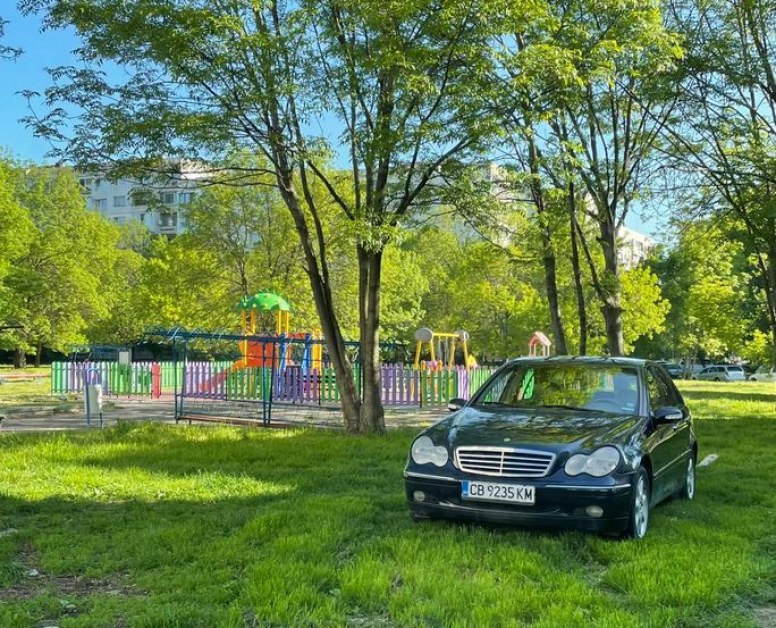 Столична мода? Водач паркира в поляна край детска площадка СНИМКА