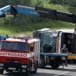 Сблъскаха се кола и автобус, има жертви и десетки ранени СНИМКА