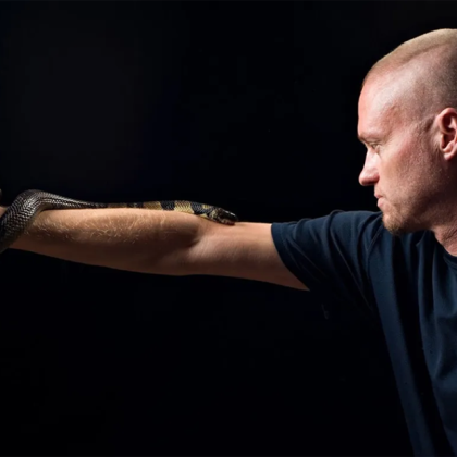 Тим Фрийд си спомня най лошите си ухапвания от змия с