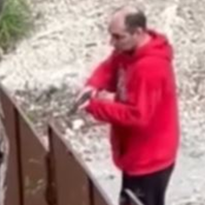 Снимки и видеоклипове на които мъж насочва пистолет срещу друг