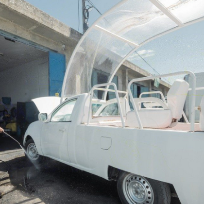 Един от папамобилите на покойния папа Франциск е предоставен за