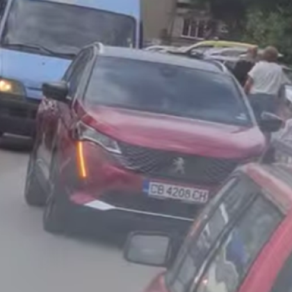 В София шофирането е трудно особено ако се появи наглец