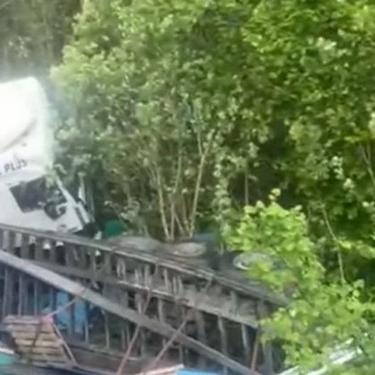 Тир се завъртя на мокрия от дъжда път на Хаинбоаз Произшествието е станало около 18 часа днес