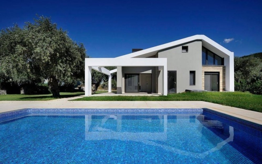 НАП проверява българи със скъпи коли и имоти