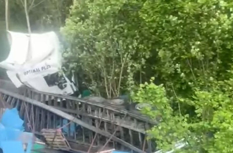 Тир скъса мантинелите и падна в дълбока пропаст ВИДЕО