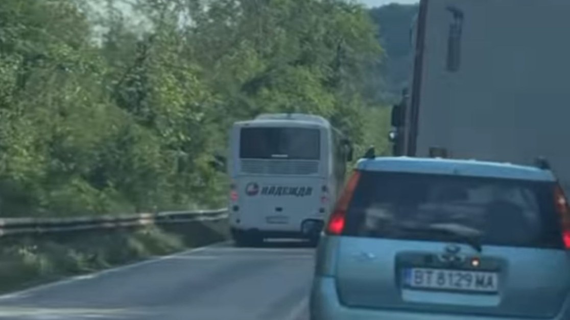 Заснеха на ВИДЕО автобус в опасно изпреварване
