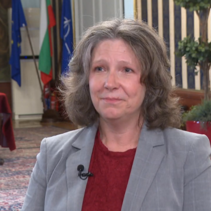 През април първият американски изтребител F 16 официално беше посрещнат у