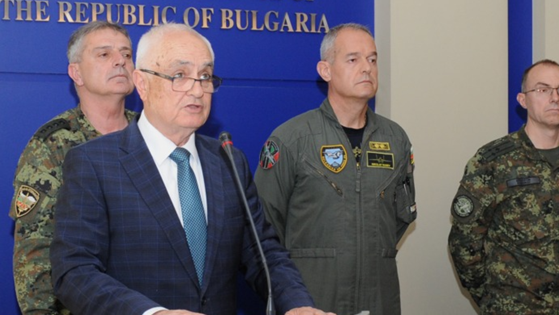 Министърът на отбраната за българските F-16: Няма скандал, а едно недоразумение