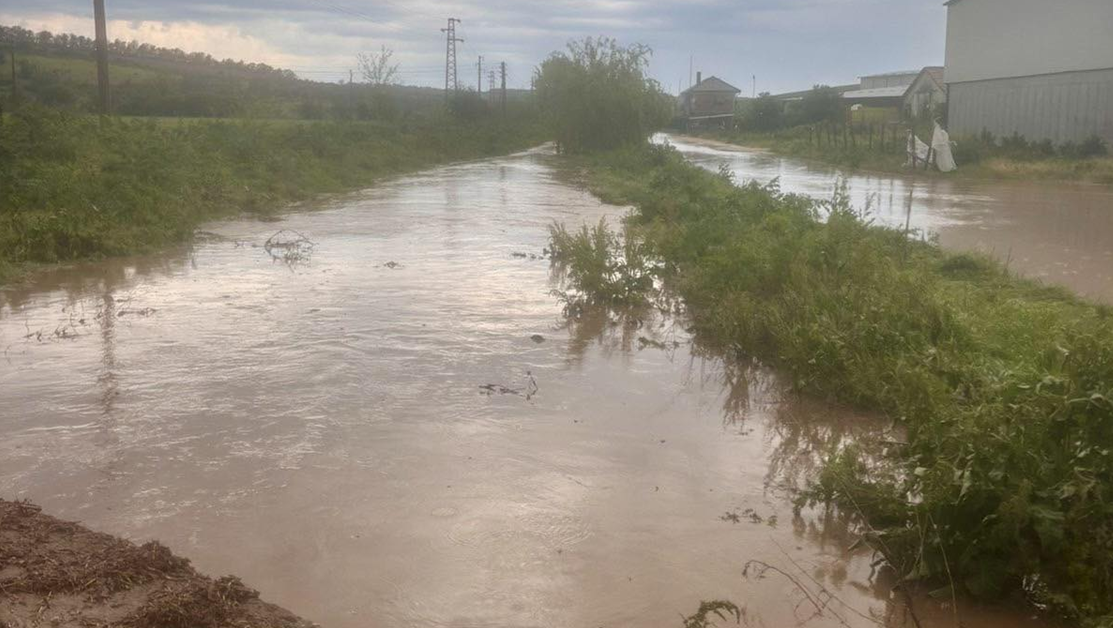 Обявиха бедствено положение в село Смилец заради обилен дъжд ВИДЕО