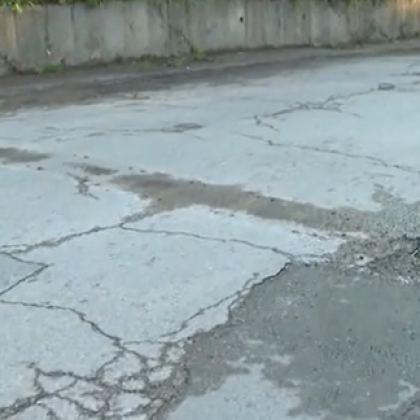 Невероятно но факт – откраднаха легнал полицай на път във