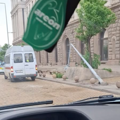 Бус катастрофира пред сградата на Президентството сигнализира очевидец Шофьорът на