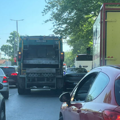 Катастрофа между автомобил и камион за сметоизвозване предизвика хаос на