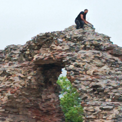 Мъж се покатери върху Западната крепостна порта в Хисаря –