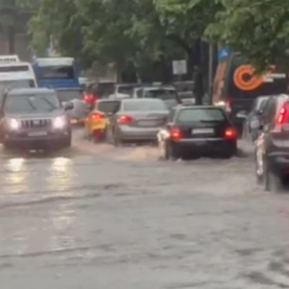 Силна буря с градушка предизвика хаос в Хасково и региона Дъждът придружен